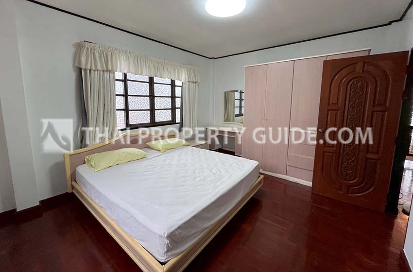 House with Shared Pool in Srinakarin 